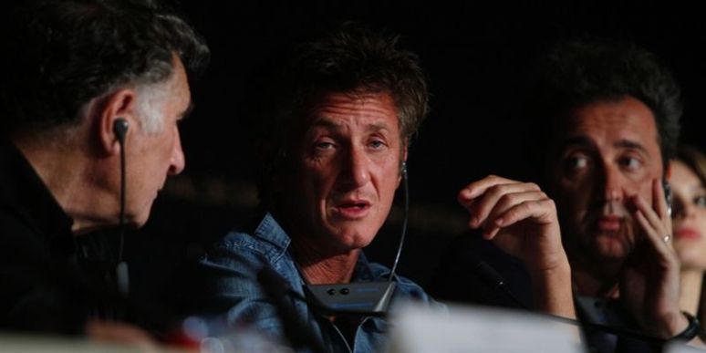 Sean Penn er i Cannes for at promovere sin nye film "This Must Be a Place", hvor han spiller en psykisk syg musiker. Om han har levet sig så meget ind i sin rolle, at han tager den med til filmbyen er uvist. I hvert så Sean Penn meget slidt og træt ud ved pressekonferencen.