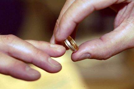 Der skal være plads til bøsser og lesbiske i kirken, mener 60 procent af os.
 Foto: Colourbox