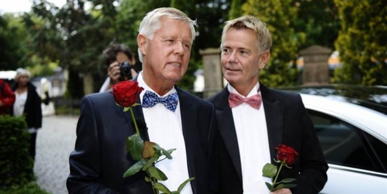 Så lykkelige er ægtefællerne efter homovielsen i dag.