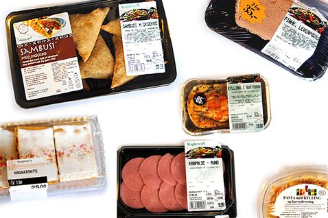 Velbekomme. Tag eksempelvis "Slagterens kødpølse". Intet sted står, den er fremstillet på Delika i Hammel, og at den indeholder bl.a. ærtemel, kartoffelmel, sojaprotein, E 451, dextrose, hydrolyseret sojaprotein, farvestof, antioxidant, smagsforstærker og konserveringsmiddel.