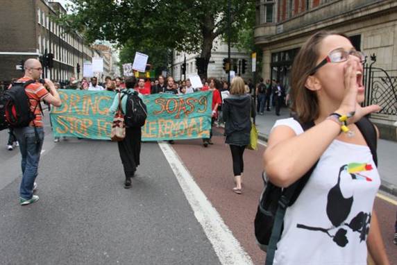 Udvisningen af ni ISS-arbejdere på et universitet i London har ført til protester blandt de studerende.