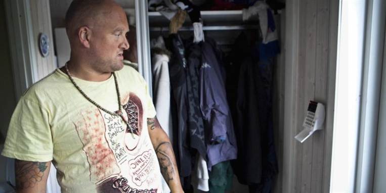 Før kravlede han selv ind af folks vinduer - nu prøver Kusse-Kurt at stå på den anden side.