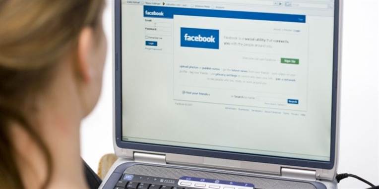 Vi deler mange ting med hinanden på Facebook - men pas på: Tyvene kigger også med og står på spring til at rippe din bolig.