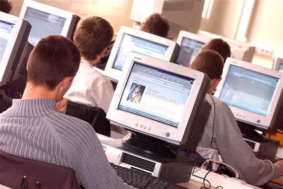 Seks uger med at søge job bag computeren. Eller et kursus med noget erhvervsrettet? Kommunerne vælger det første, selvom du ønsker det sidste.