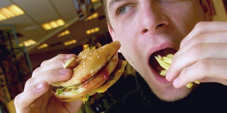 Når alt kommer til alt er det vel ikke så overraskende, at det er sundere at spise grøntsager og fisk end burgere og pomfritter.