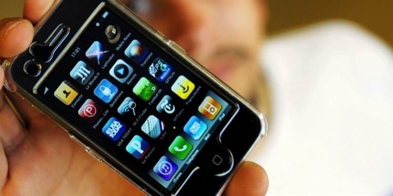 Den her skal da ned i bh'en. Sådan har to opfindsomme studerende fra USA tænkt. Derfor har de opfundet en holder til smartphonen i kvinders bh.