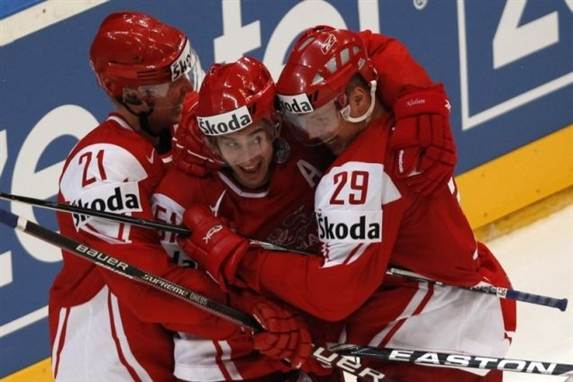 Frans Nielsen fejrer sin scoring til 4-1 med to af holdkammeraterne.