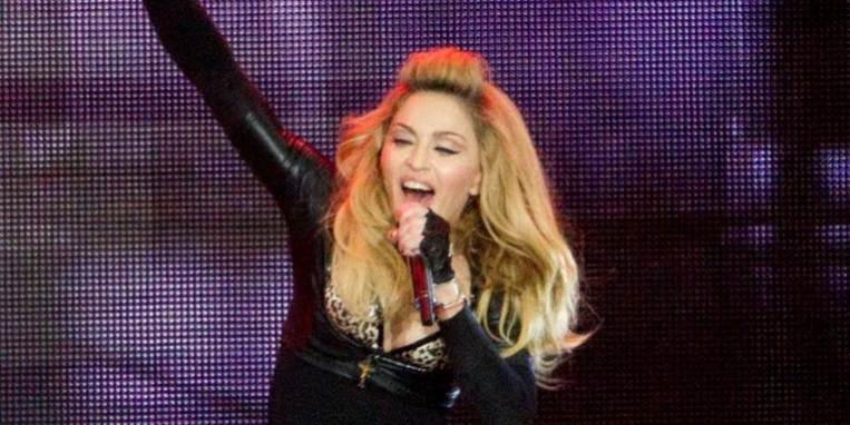 Madonna kickstartede sin verdensturné i maj foran tusinder af fans i Tel Aviv i Israel. Hun giver koncert i Parken den 2. juli i år.