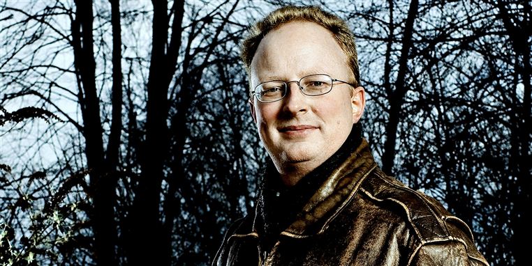 Frederik Hansen behøver ikke stå i en skov for at smile. Det er nemlig blevet både rarere og mindre stresset for ham at sætte sig foran arbejdscomputeren og programmere.