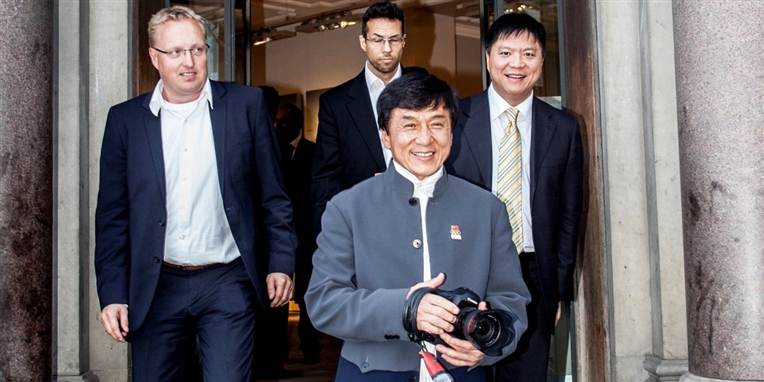 Action-skuespilleren Jackie Chan blev i 2004 optaget i Guinness Rekordbog for flest stunts udført af en levende skuespiller.