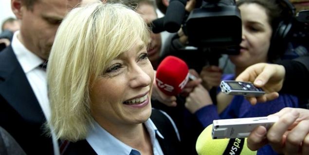 Formelt sidder den konservative Henriette Kjær stadig i Folketinget, men på torsdag er den politiske karriere slut. Henriette Kjær er nok mest kendt for rækken af økonomiske sager fra privatlivet. Problemerne kostede hendes samlever Erik Skov Pedersen en fængselsdom og Kjær mistede sit job som forbrugerminister, fordi det kom frem, at hun var blevet dømt som dårlig betaler. Hvad livet efter politik står på er endnu uvist.