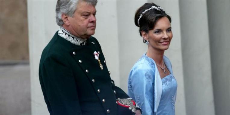 Christian og Janni Kjær ankommer til kirken ved Prins Joachim og Prinsesse Maries bryllup.