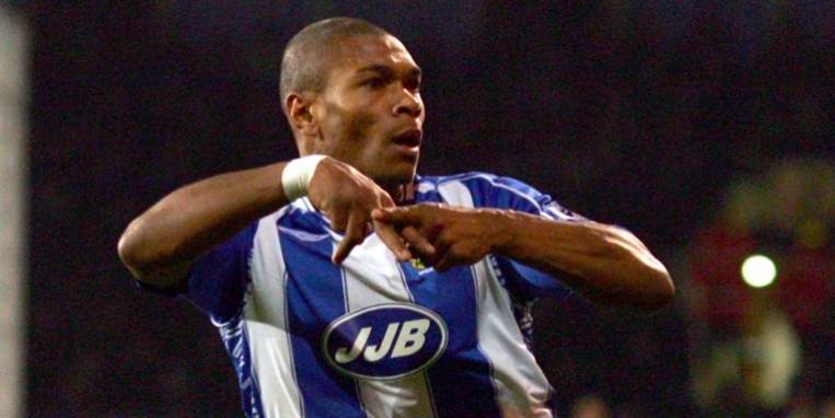 Marcus Bent er en flot fyr på 188 cm. Som så mange andre fodboldspillere har han også udsmykket sin krop med tatoveringer - både på arme og på den veltrænede mave.