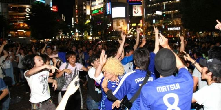 De ellers så kontrollerede japanere skreg og dansede i Tokyos gader efter sejren over Danmark i nat.