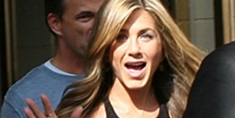 Jennifer Aniston lod sig ikke køre over af eksmanden Brad Pitt, lader det til. Derimod krydsforhørte hun ham til han brød sammen, da hun fik mistanke om utroskab.