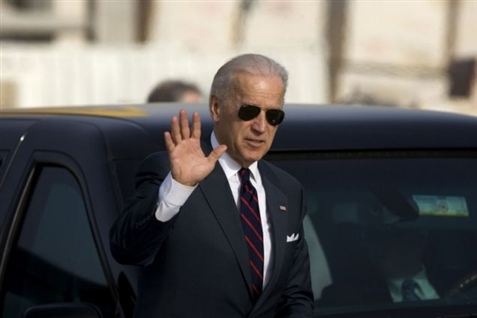 Joe Biden vinker til de fremmødte under sit besøg på Vestbredden