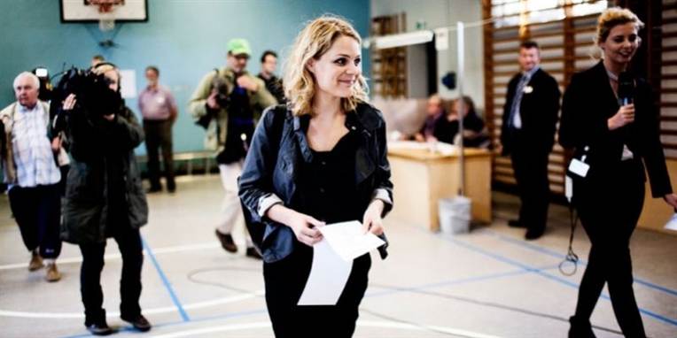 Det er ikke mere end en uge siden, at Johanne Schmidt-Nielsen og Enhedslisten fejrede en stor triumf ved valget. Nu går partiets ungdomsafdeling i opløsning.