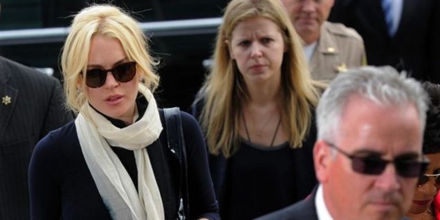 Lindsay Lohan har lovet at deltage i en af Scientologi Kirkens introduktionskursuser.