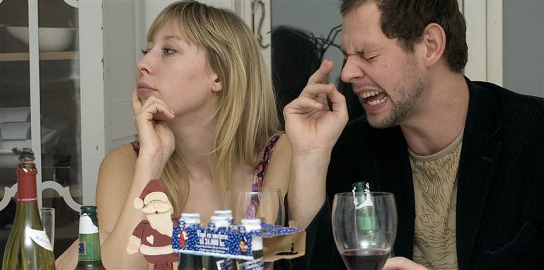 Berusede og lidt for kærlige kollegaer, vammel mad, snaps og gruppepres belaster firmajulefrokostens popularitet.