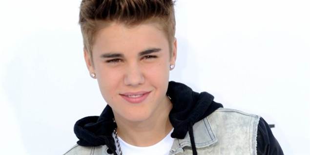 Justin Bieber vandt prisen 'Social Artist of the Year' for sin brug af sociale medier. I den anledning var det meget passende, at han havde fundet sin date på internettet.