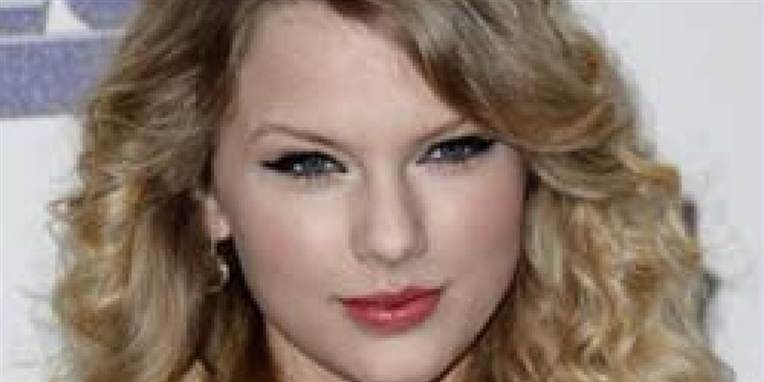 Hun er køn og så er hun toppen af poppen på listen over højest indtjening. Sangerinden Taylor Swift har tjent kassen.