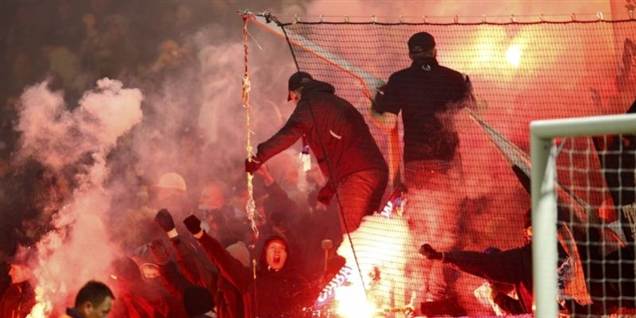I søndagens superligakamp mod AaB kastede ballademagere på FCK-tribunen blandt andet med romerlys.
