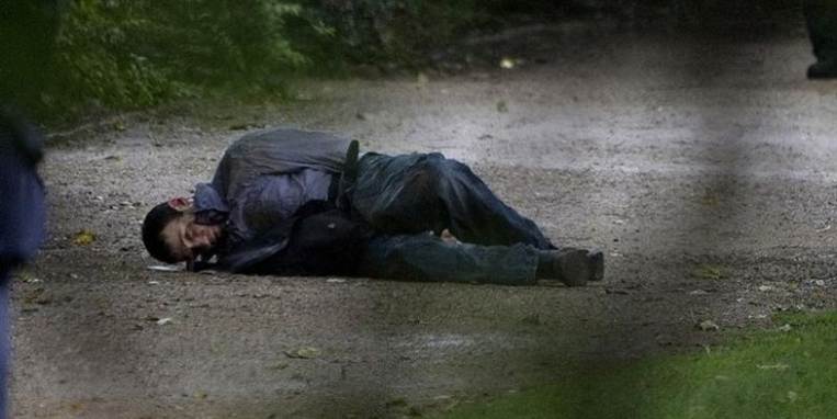 Lors Doukaev ligger på jorden i Ørstedsparken i København, efter politiet har jaget ham ned for at sprænge en bombe på et toilet på Hotel Jørgensen.