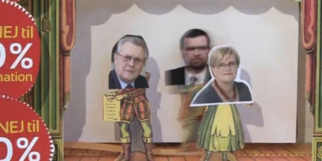 Karin Retvig genopstiller ikke som formand for HK Privat på næste års kongres. Her ses hun i et dukketeater sammen med Thorkild E. Jensen (i midten) og Hans Skov Christensen.