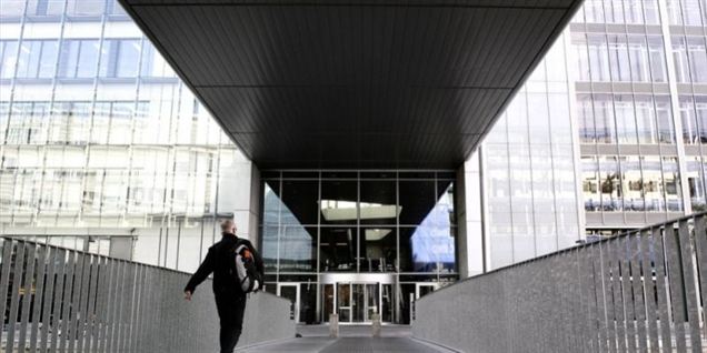 DR's medarbejdere strejker, og praktikanter og chefer sidder tilbage på pinden.