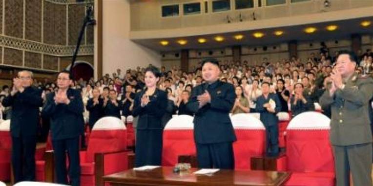 Sådan her ser hun altså ud, diktatorens kone, der eftersigende hedder Ri Sol-ju.