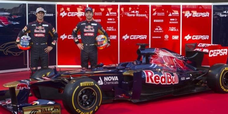 Australske Daniel Ricciardo (tv.) og franske Jean Eric-Vergne præsenterer Toro Rossos spritnye Red Bull STR7-racer ved Jerez-banen i Sydspanien. Motoren er en Ferrari V8 Type 056. Chassiset er lavet af et komposit-materiale, mens karosseriet er af kulfiber. Bilen vejer 640 kilo inklusive kører og kamera.