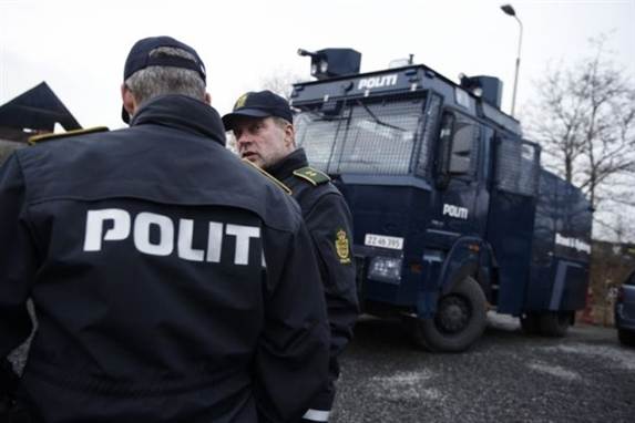 Dansk politi er klar til at bruge vandkanoner og anholde folk på gaden under klimatopmødet. Men i Bella Centret har de ikke nogen magt.