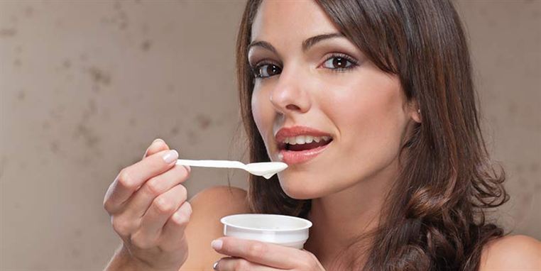Yoghurt med for eksempel bifidobakterier er kendt for at sikre en sund mavetarm-kultur, men kan muligvis også reducere symptomer på forkølelse.