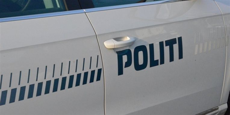 Ifølge tiltalen dræbte den 27-årige mand i en kokainrus sin seks år ældre søster med en kniv.