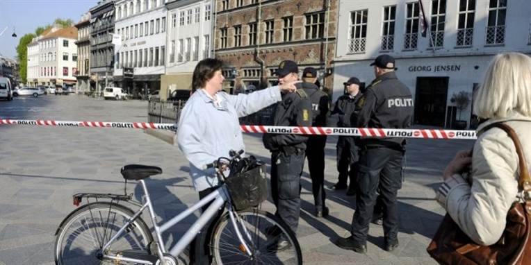 En pige gik forvirret og forslået rundt på Strøget tidligt fredag morgen. Politiet har endnu ikke en mistænkt.