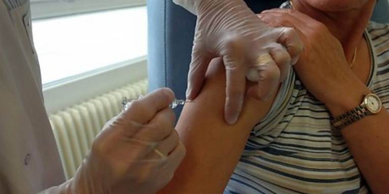 Drenge og unge mænd kan vaccineres mod HPV-smitte, men skal selv betale. Vaccinationen nedsætter risikoen for kønsvorter med 90 procent og risikoen for HPV-relateret kræft med 70 procent. HPV kan føre til kønsvorter eller kræft i penis, hals, mund og endetarm.