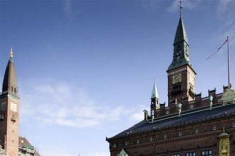 Der skal spares på det administrative personale på landets rådhuse, mener V og K.