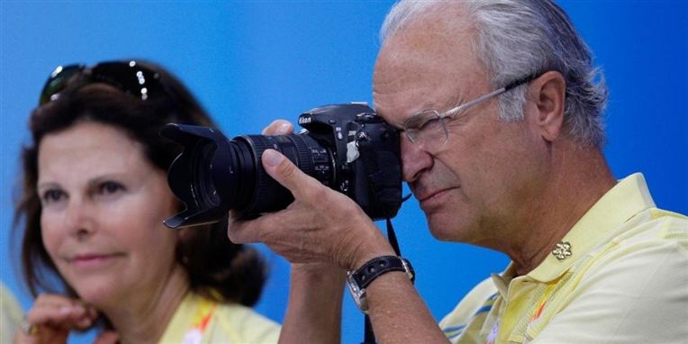 Sagen kommer efter en bog sidste år beskrev, at kong Carl Gustaf angiveligt havde haft kontakter til det kriminelle natklubmiljø, var dronning Silvia utro og besøgte stripklubber i 1990'erne.