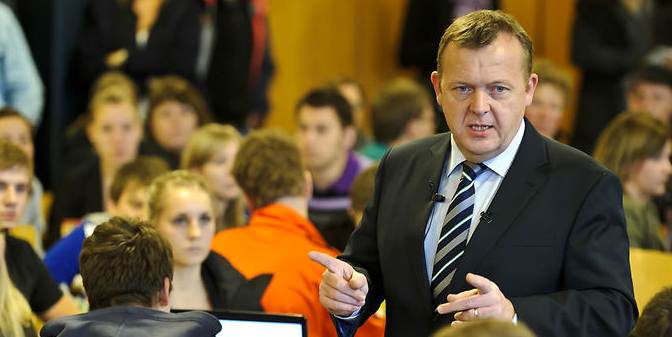 Her fortæller Lars Løkke Rasmussen (V) en række erhvervsskole-elever i Slagelse om regeringens tilbagetrækningsreform. Men den bliver ikke vedtaget og der kommer skyggen af et forlig før et valg.