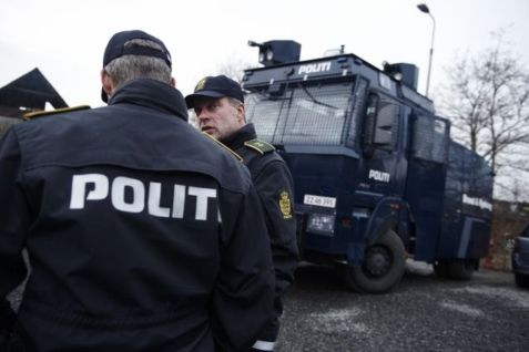 Eksrocker anklager politifolk i hovedstaden for at være korrupte.