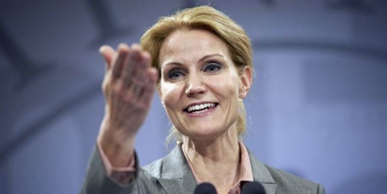 Vi bliver set på, som nogen der er klar til at påtage os internationalt ansvar, sagde Helle Thorning-Schmidt på sit besøg ved flyvestationen.