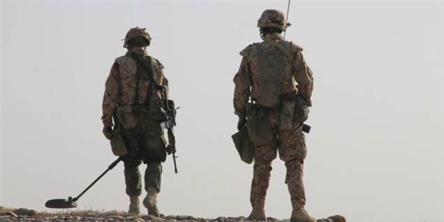 To danske soldater, der leder efter miner i Afghanistan. Danske styrker er udsendt i det samme område, hvor de otte mennesker mistede livet lørdag.
