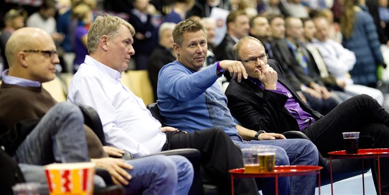 Her er det Jesper 'Kasi' Nielsen, der peger under en håndboldkamp med sponsorvennerne Johhny Nim (tv. i hvid skjorte) fra Det Faglige Hus og Søren Fibiger Olesen fra Krifa. Nu er AG København fortid, og Johnny Nim peger fingre af både Krifa og 3F.&nbsp;