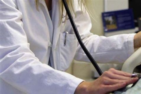 Unge studerende udfører uddannede lægers arbejde. Det skader patientsikkerheden, viser undersøgelser. Arkivfoto.