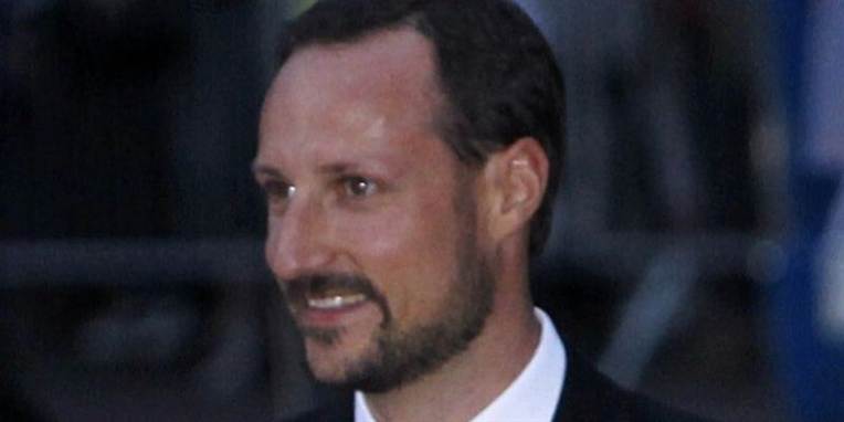 Kronprins Haakon og kronprinsesse Mette-Marit, der i forvejen lider af flyskræk, måtte evakueres fra et SAS-fly søndag morgen.