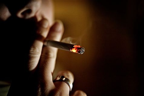 Under sloganet 'Tillykke med rygeforbudet - gesundheit macht frei' kæmper Kim Larsen for rygernes ret