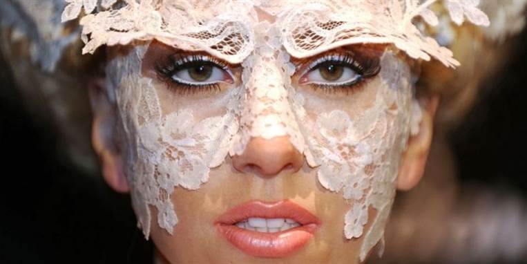 Standardbeklædning for Lady Gaga, som tjener fedt på at være mærkelig.