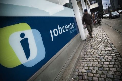 Regeringen vil have de langtidsledige til samtale i jobcentret hver måned.