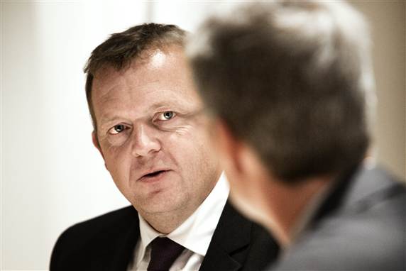 'Jeg synes, det er en dårlig ide. Kommentatorer skal ikke danne netværk eller loger,' siger Thomas Larsen fra Berlingske Tidende, der her interviewer statsministeren.