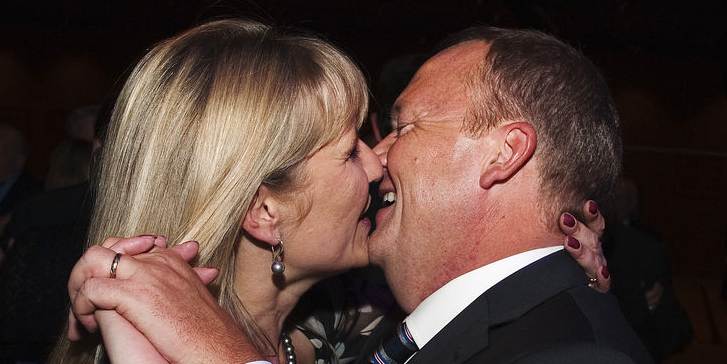 En efter en gik Venstre-folkene på talerstolen og understregede, at de var vilde med Lars Løkke. Det blev også gentaget ved aftenfesten - her i den mere private udgave med hustruen, Solrun.